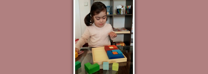 imagen de niña con sindrome de down con puzle cromatico grimm